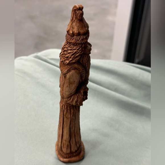 Resin wood toned carved Santa. Great detail! About 7.5 inches tall! - Picture 6 of 7